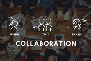 İş adamları birlikte çalışıyor.