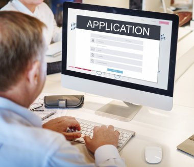 Olgun iş adamı bilgisayarda çalışıyor.