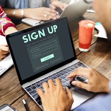 tipik dizüstü klavye üzerinde insanlar