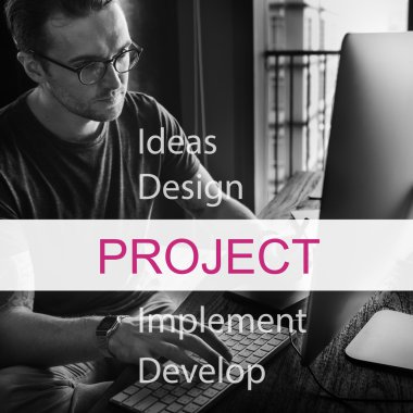 Bilgisayarda çalışan adam 