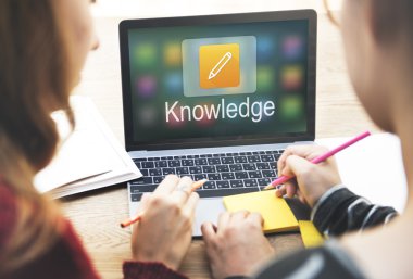 laptop ile çalışan kızlar