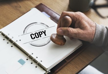 damga kağıt defter üzerinde koyarak adam