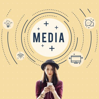 Dijital aygıt kullanan genç kadın