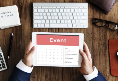 Dijital tablet elinde olan adam