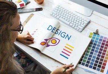 Tasarım stüdyosu çalışan kadın