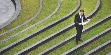 gazete ile genç işadamı