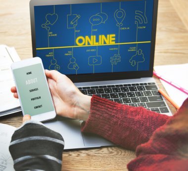 dizüstü bilgisayar ve smartphone ile kız