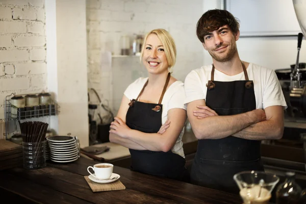 Servitrise og barista som arbeider på kafe – stockfoto