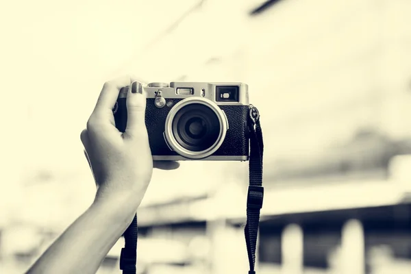 Frau hält Vintage-Kamera in der Hand — Stockfoto