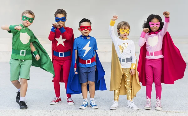 Діти супергероїв розважаються разом — стокове фото