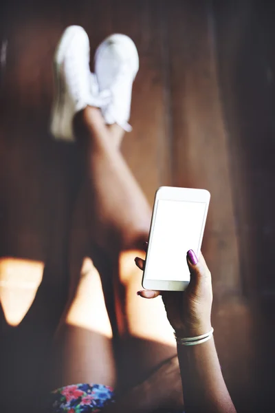 Vrouw browsen mobiele telefoon — Stockfoto