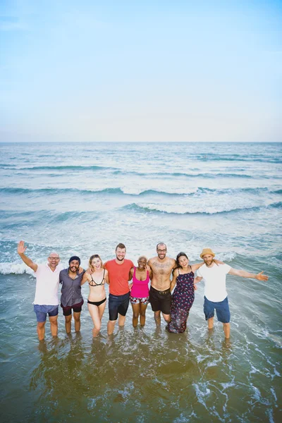 Молоді люди стоять біля моря — стокове фото