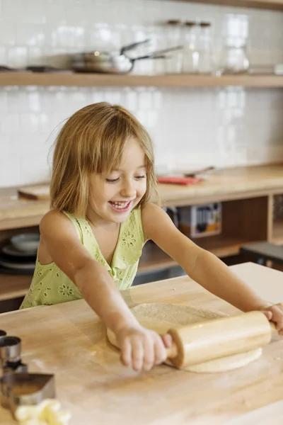 Meisje maken van homemade cookies — Stockfoto