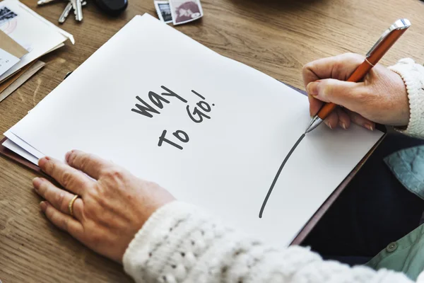 Frau schreibt auf weißem Papier — Stockfoto