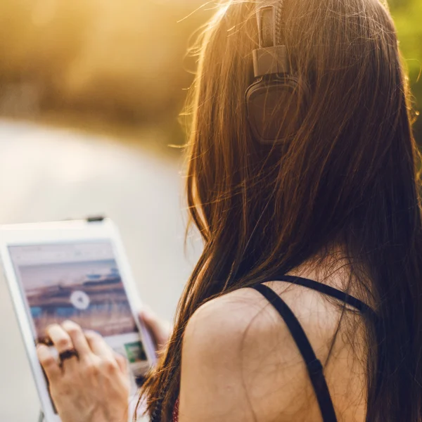 Fille Naviguer dans Tablette — Photo