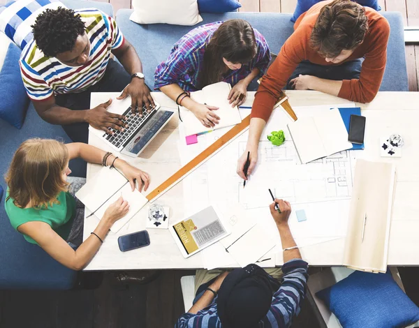 Schüler lernen gemeinsam — Stockfoto