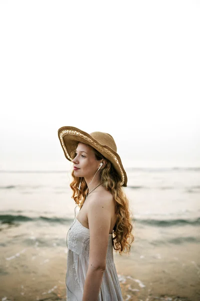 Hermosa mujer en sombrero de verano — Foto de Stock