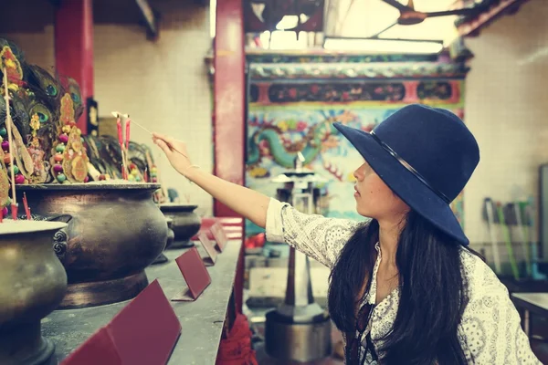 Mujer religiosa en sombrero — Foto de Stock