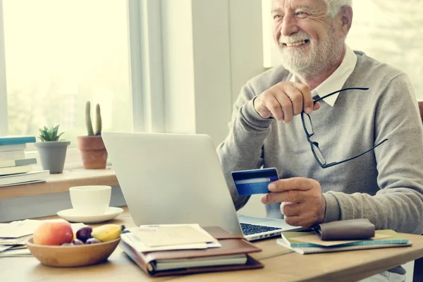 Hombre usando el ordenador portátil en la mesa —  Fotos de Stock