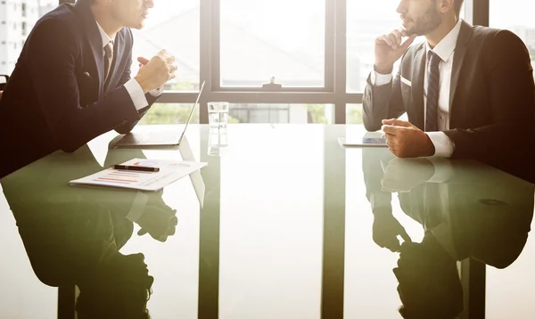 Homens de negócios conversando em reunião — Fotografia de Stock