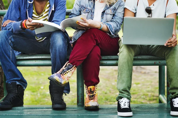 Amigos estudando juntos — Fotografia de Stock