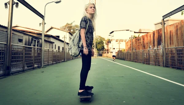 Όμορφη γυναίκα ιππασία skateboard — Φωτογραφία Αρχείου