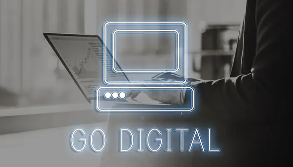 Forretningskvinne som bruker digital bærbar datamaskin – stockfoto