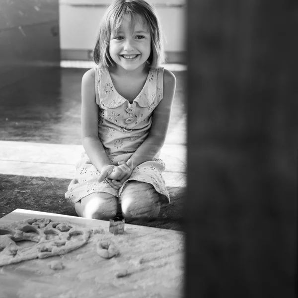 Dziewczyna, Dokonywanie domowe ciasteczka — Zdjęcie stockowe