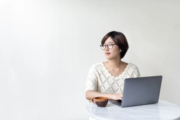 노트북으로 검색 하는 여자 — 스톡 사진
