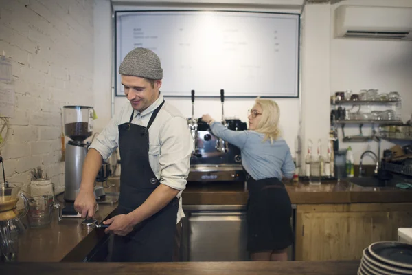 Baristas dolgozik a café — Stock Fotó