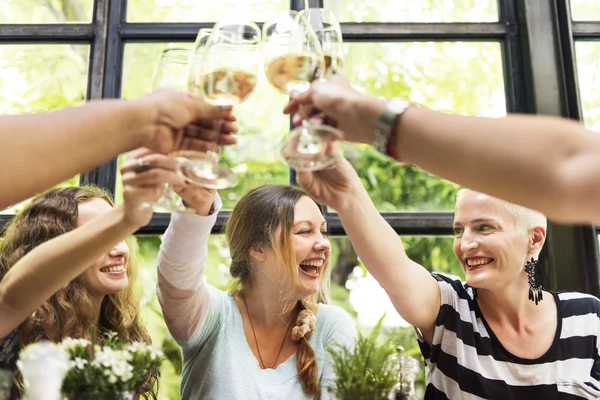 Vrouwen opknoping en samen eten — Stockfoto