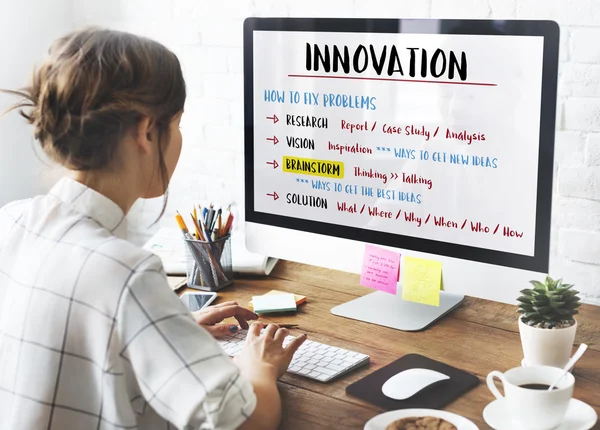 Mujer trabajando en estudio de diseño — Foto de Stock