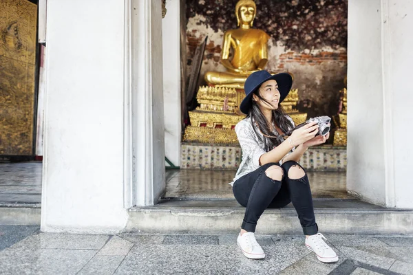 Viajante menina asiática em chapéu — Fotografia de Stock