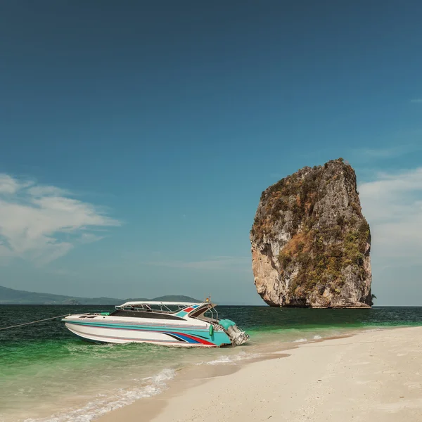 Bahía de barcos en el mar — Foto de Stock