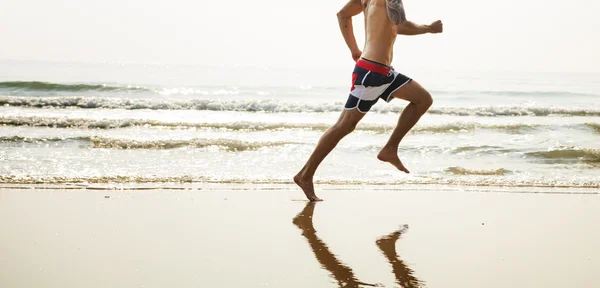 Muž běžící na pláži — Stock fotografie