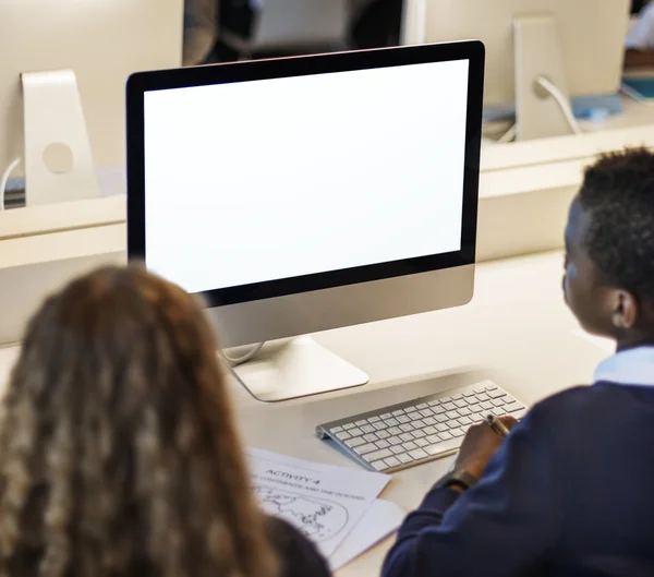 Alunos colegas de classe usando computador — Fotografia de Stock