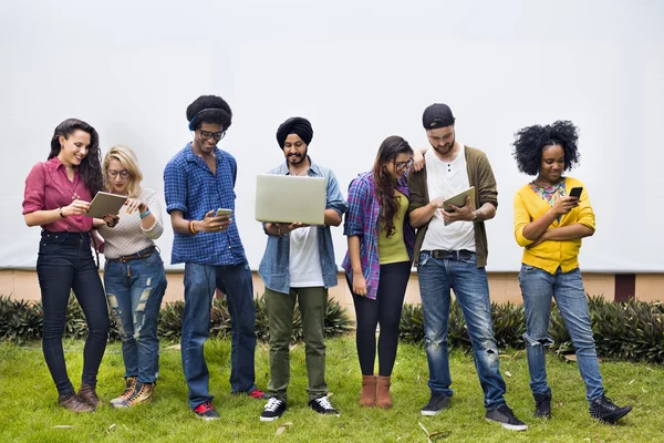 Studenter med olika devisces — Stockfoto