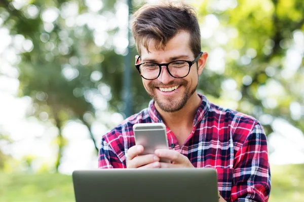 Homem jovem usando Smartphone — Fotografia de Stock