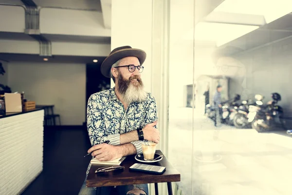 Hipster uomo in cappello seduto in caffè — Foto Stock