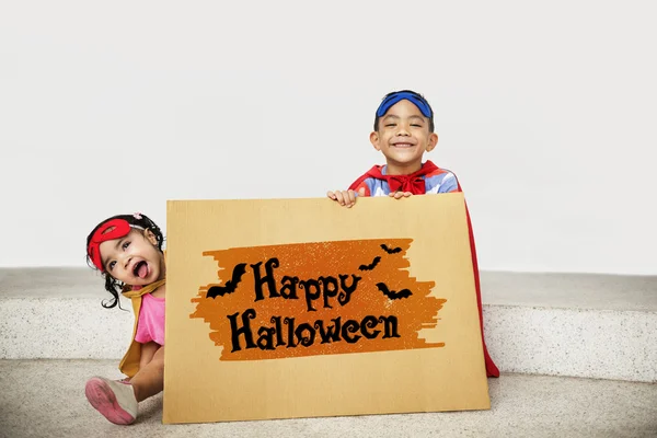 Superhelden-Kinder mit Brett in der Hand — Stockfoto