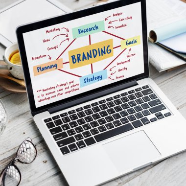 ekranda metin olan dizüstü bilgisayar