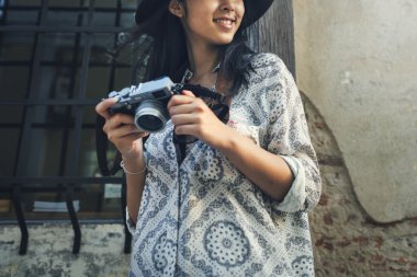 Genç Asyalı kız kamera ile