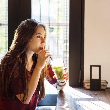 Kafede kokteyl içen kadın.