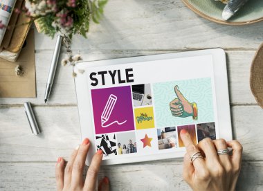 dijital tablet kullanan kadın