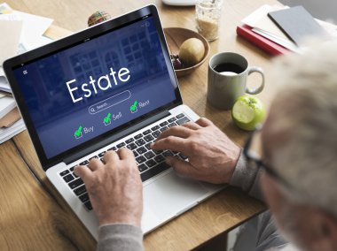 Masada dizüstü bilgisayar kullanan adam