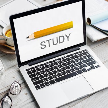 çalışma alanı tablo üstünde laptop