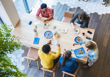 Öğrenciler café'de öğle yemeği