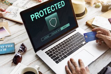 dizüstü bilgisayar kullanan adam