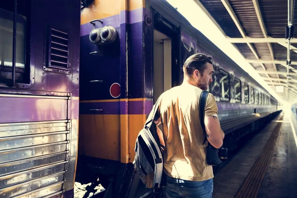 Hombre con cámara en la estación de tren — Foto de Stock