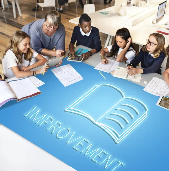 Vuxna lärare med elever i skolan — Stockfoto